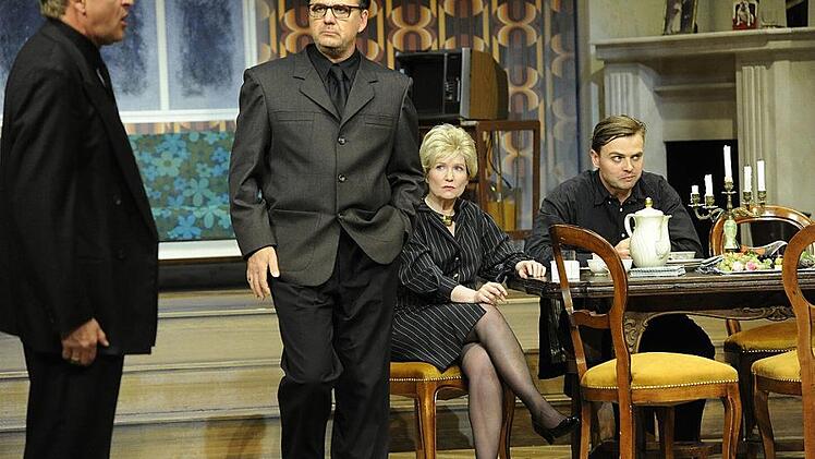 Familien-Bande: (v. l.) Karl (Florian Walter), Vlado (Volker Ringe), Mascha (Iris Hochberger), Igor (Bertram Maxim Gärtner)  Foto: Martin Kaufhold