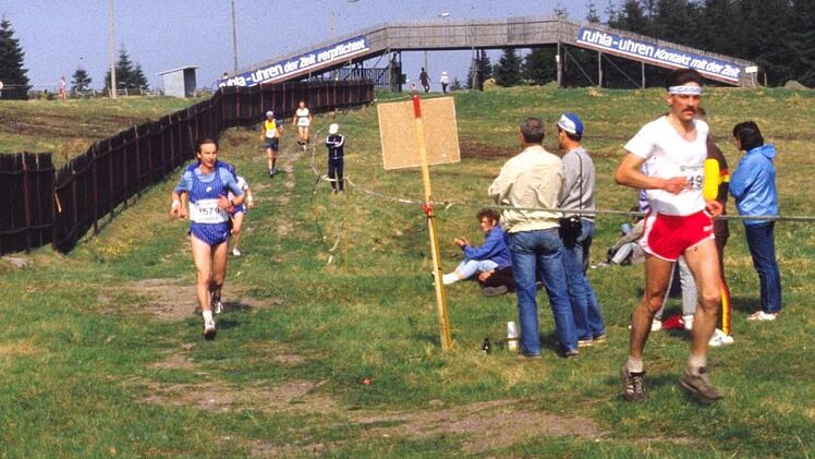 Michael Kraus (links) und Frieder Krumsdorf (rechts) beim Rennsteiglauf 1988 kurz vor dem Ziel. Foto: Archiv Michael Kraus