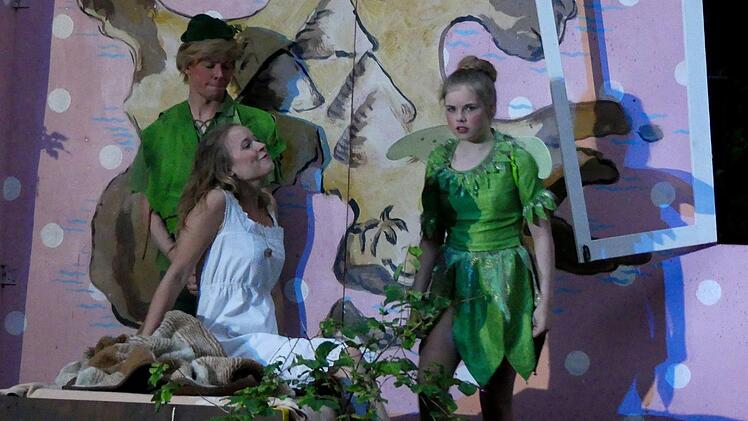 Peter Pan (Alexander Böhm), Wendy (Sabrina Schmitt) und Fee Tinker Bell (Franziska Bordfeldt). Foto: Dieter Hübner
