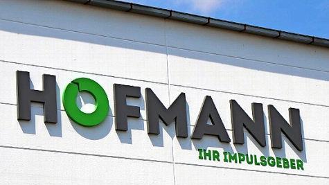 Die neuen Logos des Unternehmens sind schon an fast allen Stellen montiert worden.  Fotos: Bastian Girg