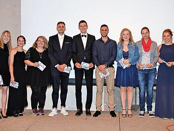 Die besten Absolventen wurden bei der Abschlussfeier der ESB-Berufsfachschulen ausgezeichnet (v.l.): Isabella Gehring , Valerie Lochner und Maria Pajak (alle Berufsfachschule für Logopädie), Stefan Kunz, Christian Topitsch und Maximilian Groll (alle Berufsfachschule für Physiotherapie); Laura Müller, Jana Kuchinke und Annabell Trapp (alle Berufsfachschule für Ergotherapie).  Foto: Dieter Britz