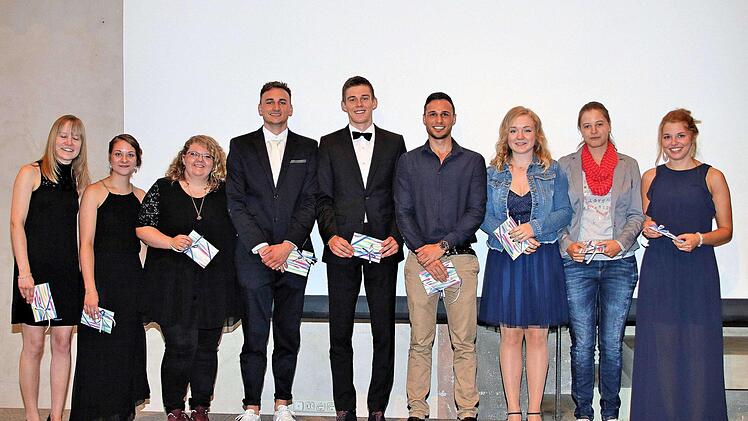 Die besten Absolventen wurden bei der Abschlussfeier der ESB-Berufsfachschulen ausgezeichnet (v.l.): Isabella Gehring , Valerie Lochner und Maria Pajak (alle Berufsfachschule für Logopädie), Stefan Kunz, Christian Topitsch und Maximilian Groll (alle Berufsfachschule für Physiotherapie); Laura Müller, Jana Kuchinke und Annabell Trapp (alle Berufsfachschule für Ergotherapie).  Foto: Dieter Britz