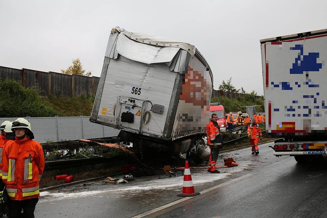 Marktschorgast: Lastwagen reißt Schilderbrücke ein – Lange Staus auf A9