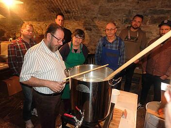 Großes Interesse zeigten die Teilnehmer des Bierbraukurses von Michael Mihm. Foto: Gerd Schaar