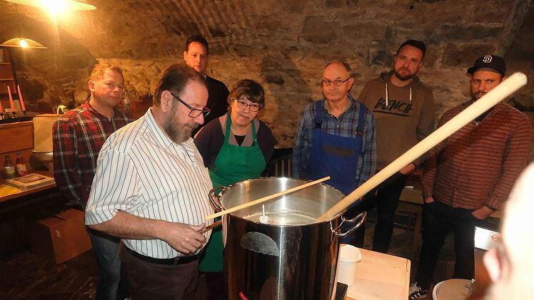 Großes Interesse zeigten die Teilnehmer des Bierbraukurses von Michael Mihm. Foto: Gerd Schaar