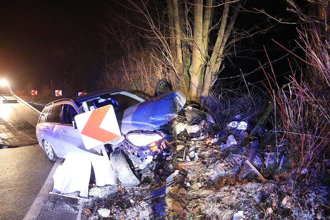 Autofahrer kracht gegen Baum in Kunreuth