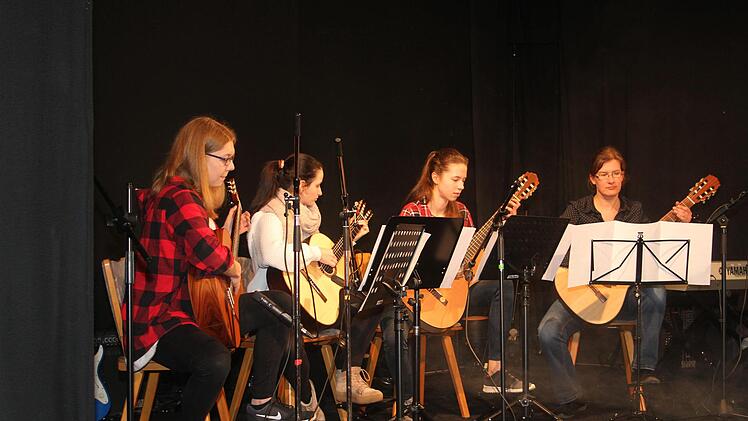 1 Das Gitarrenquartett, bestehend aus Paula Simon, Evelyn Kromm, Nele Göppner und Katharina Hargens, eröffnete das Konzert der "School of Music". Zum ersten Mal gastierte die Kulmbacher Musikschule im Kleinkunstbrettla in Untersteinach