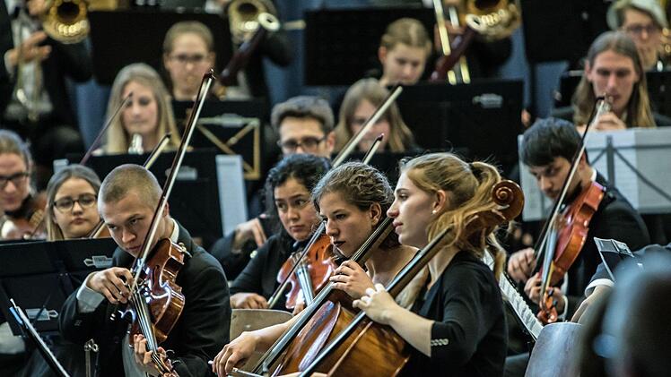 Begeisterten Beifall gab es beim Gastspiel des Jugendsymphonieorchesters Oberfranken in der Frankenhalle Neustadt. Umjubelte Solistin unter der Leitung von Till Fabian Weser war die junge Hornistin Sophia Reuter.Foto: Jochen Berger