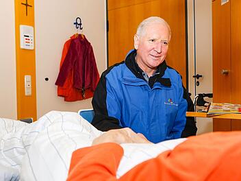 Palliativversorgung ist mehr als reine Sterbebegleitung: Helmut Metzger ist seit 20 Jahren in der palliativen Pflege in Bamberg aktiv. "Wir werden den Tod nicht aufhalten.  Beim letzten Atemzug eines Menschen dabei zu sein, lässt die Zeit stillstehen. Foto: Matthias Hoch