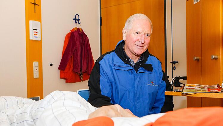 Palliativversorgung ist mehr als reine Sterbebegleitung: Helmut Metzger ist seit 20 Jahren in der palliativen Pflege in Bamberg aktiv. "Wir werden den Tod nicht aufhalten.  Beim letzten Atemzug eines Menschen dabei zu sein, lässt die Zeit stillstehen. Foto: Matthias Hoch