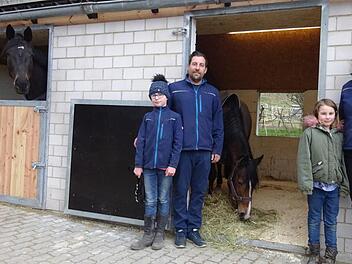 Zunächst wurden die Außenboxen vergrößert. Ponystute Cora, freut sich darüber bereits, und mit ihr Familie Seufert - von links: Lavinia, Thorsten, Lerina und Christina. Foto: Doris Bauer
