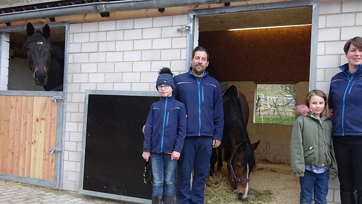 Zunächst wurden die Außenboxen vergrößert. Ponystute Cora, freut sich darüber bereits, und mit ihr Familie Seufert - von links: Lavinia, Thorsten, Lerina und Christina. Foto: Doris Bauer