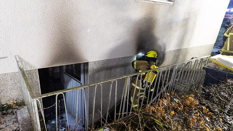 Ausgedehnter Kellerbrand in Mehrfamilienhaus: 12 Bewohner evakuiert