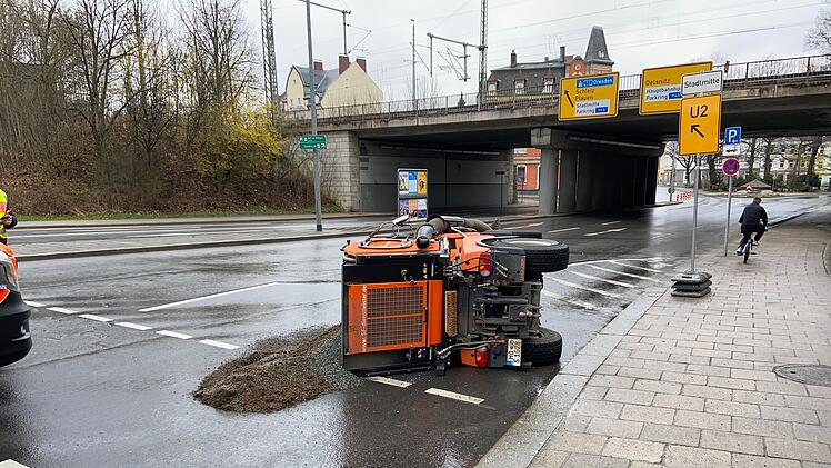 Hof: Kehrmaschine kippt um - Fahrer verletzt
