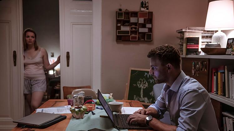 Milan (Friedrich Mücke) ist immer mehr mit seiner Arbeit beschäftigt, während seine Frau Sonja (Karoline Herfurth) nach ihrer zweiten Schwangerschaft völlig überfordert ist.