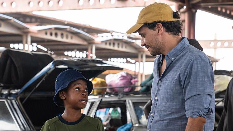 Gabriel (Tyron Bayineni, links) fragt sich, warum seine Mutter ihn nicht behalten wollte. Thibaut (Jean Le Peltier) macht sich mit seinem Adoptivsohn im Senegal auf die Suche nach dessen Mutter Awa - und nach Antworten.