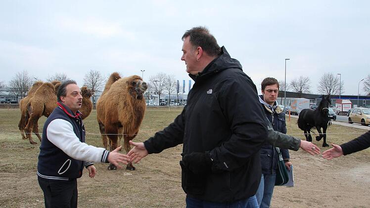 Zirkus-Chef verabschiedet Klaus Backer (rechts) vom Ordnungsamt.