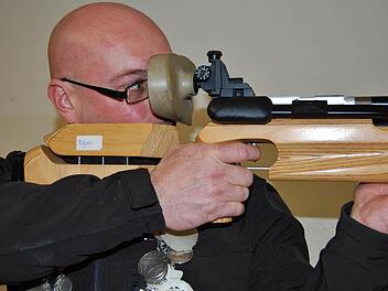 Schützenkönig Ralf Jahrsdörfer (40) am Luftgewehr. Fotos: Sigismund von Dobschütz