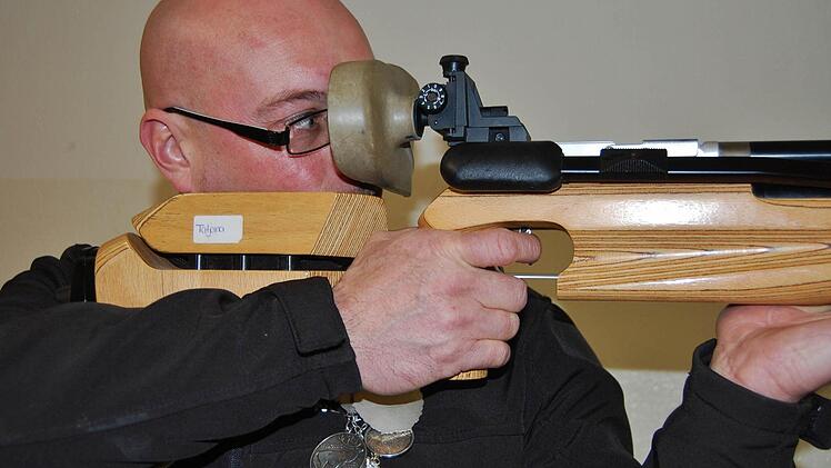 Schützenkönig Ralf Jahrsdörfer (40) am Luftgewehr. Fotos: Sigismund von Dobschütz