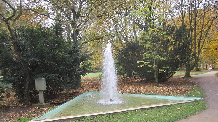 Dieser Springbrunnen muss der geplanten Parkplatzreihe weichen.
