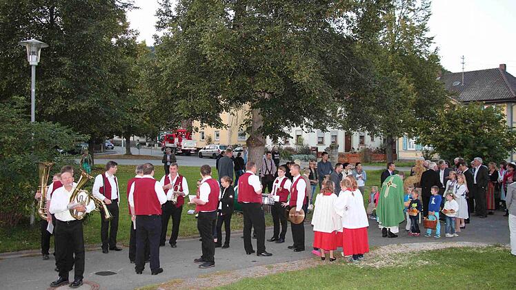 Angeführt wurde die Prozession in die Kirche von Pfarrvikar Grinn. Foto: Franz Böhmer