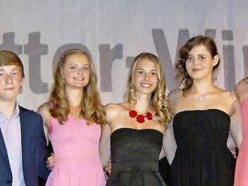 Eingerahmt vom stellv. Konrektor Jürgen Kemeth (l.) und Konrektor Klaus Vogler (r.) wurden die Schulbesten Andreas Gottschalk, Ramona Holweg, Clarissa Schneider, Simone Oßmann und Branna Hagemann geehrt.