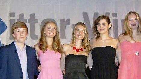 Eingerahmt vom stellv. Konrektor Jürgen Kemeth (l.) und Konrektor Klaus Vogler (r.) wurden die Schulbesten Andreas Gottschalk, Ramona Holweg, Clarissa Schneider, Simone Oßmann und Branna Hagemann geehrt.