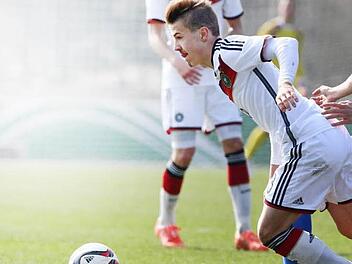 Niklas Dorsch, hier im Trikot der U17-Nationalmannschaft, hat einen Profivertrag beim FC Bayern München unterschrieben. Foto: imago