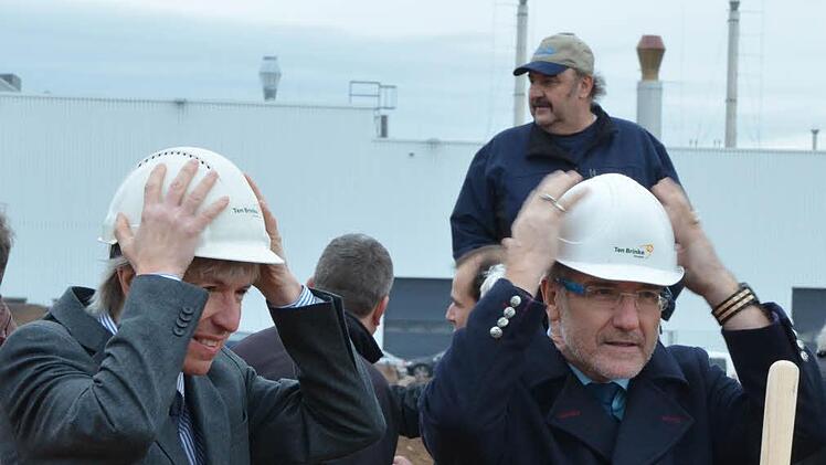 Thomas Engel (links) und Landrat Michael Busch haben keine Angst, dass ihnen der Himmel auf den Kopf fällt. Sie setzen den Helm auf.