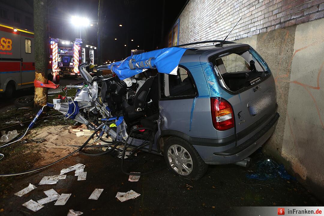Auto prallt in Nürnberg gegen eine Mauer