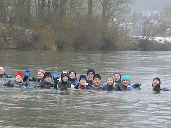 Gut gelaunt starteten Teilnehmer des Dreikönigsschwimmens ihre nasse Tour in Höhe des Industriegebietes Eltmann. Foto: Sabine Weinbeer