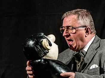 Lutz Glombeck beim Loriot-Abend mit dem "Ensemble Stilblüten" im Kulturzentrum Neustadt Foto: Jochen Berger