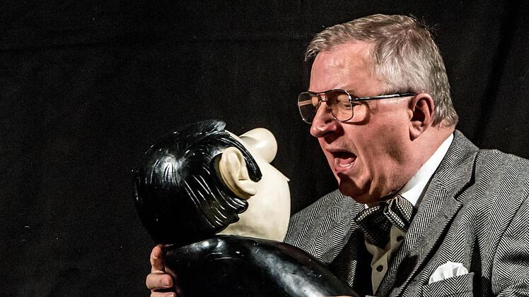 Lutz Glombeck beim Loriot-Abend mit dem "Ensemble Stilblüten" im Kulturzentrum Neustadt Foto: Jochen Berger