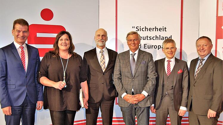 Der frühere Bundestagsabgeordnete Wolfgang Bosbach (CDU, Dritter von rechts) mit (von links) Sparkassenvorstand Michael Rendl, Moderatorin Susanne Will, Oberbürgermeister Kay Blankenburg (SPD), Sparkassenvorstand Roland Friedrich und Landrat Thomas Bold (CSU). Foto: Sigismund von Dobschütz