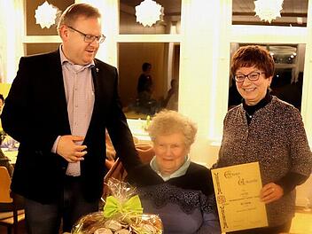 Pfarrer Thomas Ringer und Maria Zahnleiter ehren Lina Papp. Foto: Johanna Blum