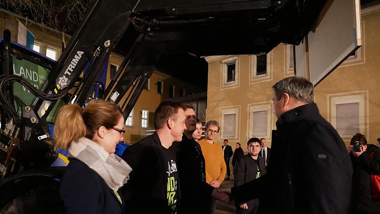 Landwirte sprechen mit dem Ministerpräsidenten.Heike Beudert