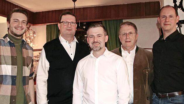 Der neue Vorstand der CSU Stadtsteinach: Vorsitzender Manuel Steinl (Mitte) und seine Stellvertreter (von links) Jonas Gleich, Klaus Witzgall sowie (rechts au&szlig;en) Lars Leutheu&szlig;er, hier mit Kreisvorsitzendem Henry Schramm (Zweiter von rechts)