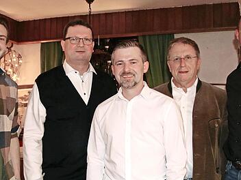 Der neue Vorstand der CSU Stadtsteinach: Vorsitzender Manuel Steinl (Mitte) und seine Stellvertreter (von links) Jonas Gleich, Klaus Witzgall sowie (rechts außen) Lars Leutheußer, hier mit Kreisvorsitzendem Henry Schramm (Zweiter von rechts)