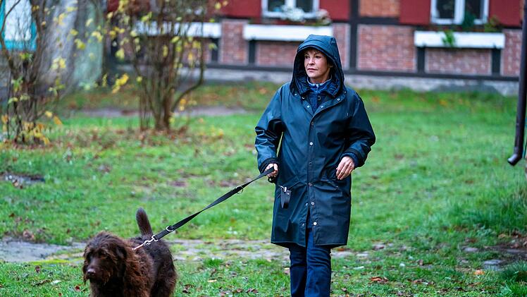 Karin Lossow (Katrin Sass) und Hund Lucky sind auf der Insel wohlbekannt.