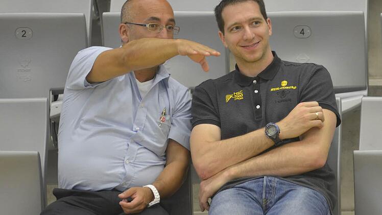 HSC-Vorstandsmitglied Hakan Balkan erklärt dem an der Wade noch verletzten Neuzugang Jiri Vitek die Vorzüge der HUK-Arena.