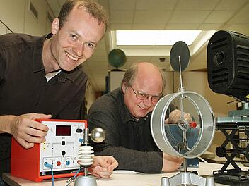 Florian Treisch (links) und Walter Rohkrämer unterrichten Physik am Jack-Steinberger-Gymnasium Bad Kissingen. Foto: Benedikt Borst