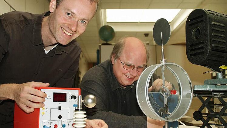 Florian Treisch (links) und Walter Rohkrämer unterrichten Physik am Jack-Steinberger-Gymnasium Bad Kissingen. Foto: Benedikt Borst