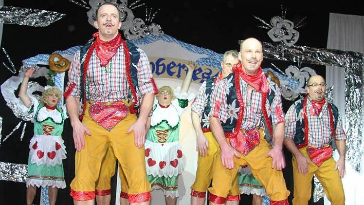 Glitzernde Lederhosen und fesche Dirndl - so rockte das Männerballett die Bühne.