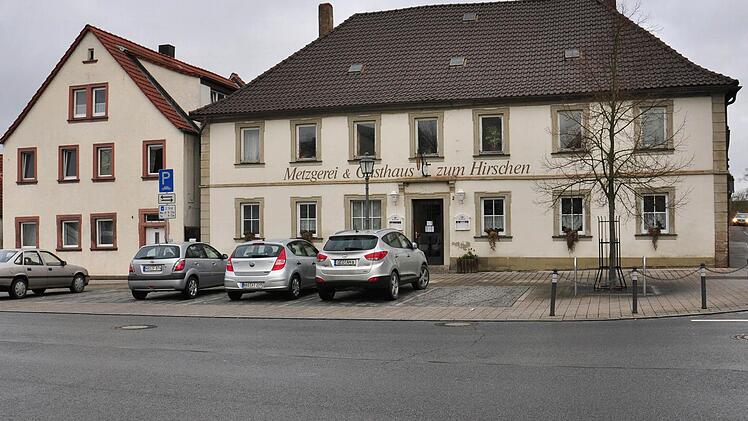 In der Zeit vom 16. März bis 15. Mai wird in der Unteren Vorstadt in Haßfurt vor dem Gasthaus "zum Hirschen" der Kanal erneuert und eine Mischwasserbehandlungsanlage mit einem Regenüberlauf erstellt. In dieser Zeit wird die Straße komplett gesperrt werden. Foto: Ulrike Langer