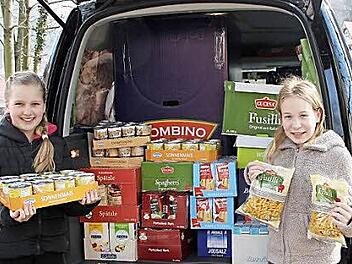 Scarlett Rosemann und Julia Schmidt (von links) haben 115 Euro Spendengelder gesammelt und davon Lebensmittel für die Tafel kauft. Ihre Aktion läuft wie die Ice-Bucket-Challenge. Foto: Julia Schilling