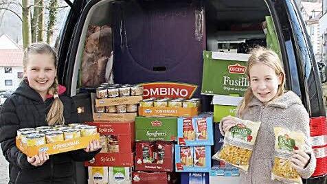 Scarlett Rosemann und Julia Schmidt (von links) haben 115 Euro Spendengelder gesammelt und davon Lebensmittel für die Tafel kauft. Ihre Aktion läuft wie die Ice-Bucket-Challenge. Foto: Julia Schilling