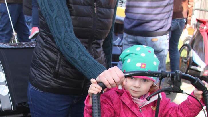 Katharina Filenberg (26) hat sich mit Kinderwagen und Kind ins Getümmel gestürzt. Sie hat einen Anhänger fürs Fahrrad gesucht - und gefunden. Foto: Sonja Adam