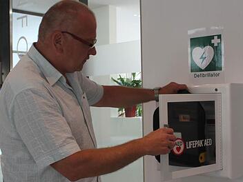 Walter Marggraff ist der Sicherheitsbeauftragte im Landratsamt in Haßfurt und kennt sich mit dem Bedienen des Laien-Defibrillators aus. Er weiß, dass jeder ohne Vorkenntnisse dank des "Defis" Leben retten kann.  Fotos: Friederike Stark