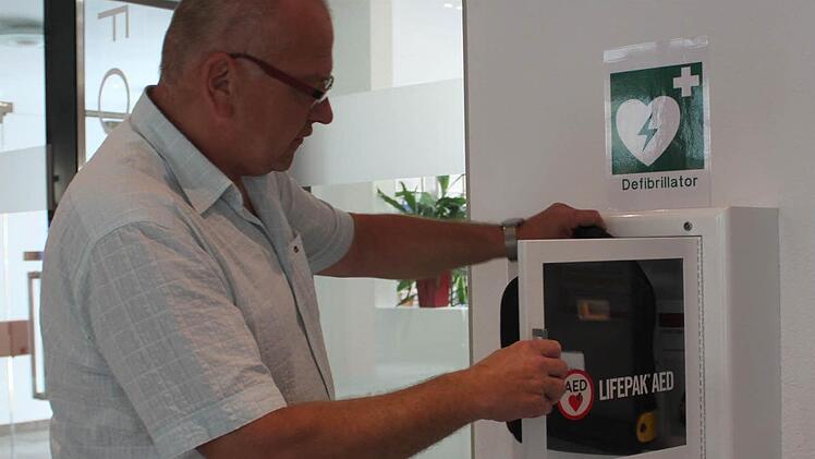 Walter Marggraff ist der Sicherheitsbeauftragte im Landratsamt in Haßfurt und kennt sich mit dem Bedienen des Laien-Defibrillators aus. Er weiß, dass jeder ohne Vorkenntnisse dank des "Defis" Leben retten kann.  Fotos: Friederike Stark
