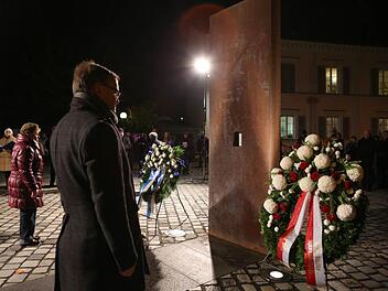 Oberbürgermeister Andreas Starke legte einen Kranz nieder. Foto: Barbara Herbst